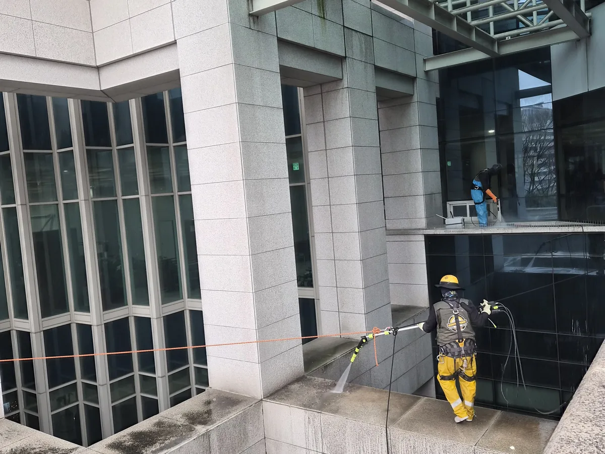 부평구 부개동 상가건물 옥상 파라펫 장비 주변 정밀 위생청소 사례 - 행진크린