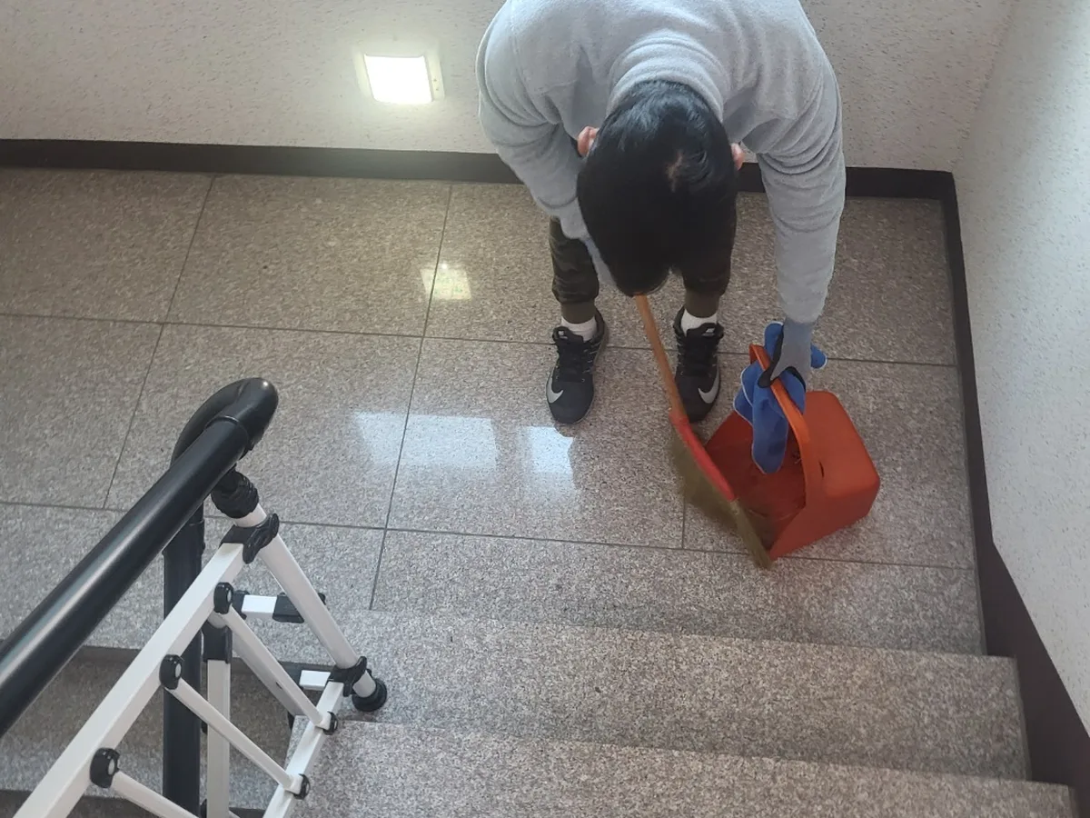 계양구 동양동 빌라 공동현관 장비 주변 정밀 위생청소 사례 - 행진크린