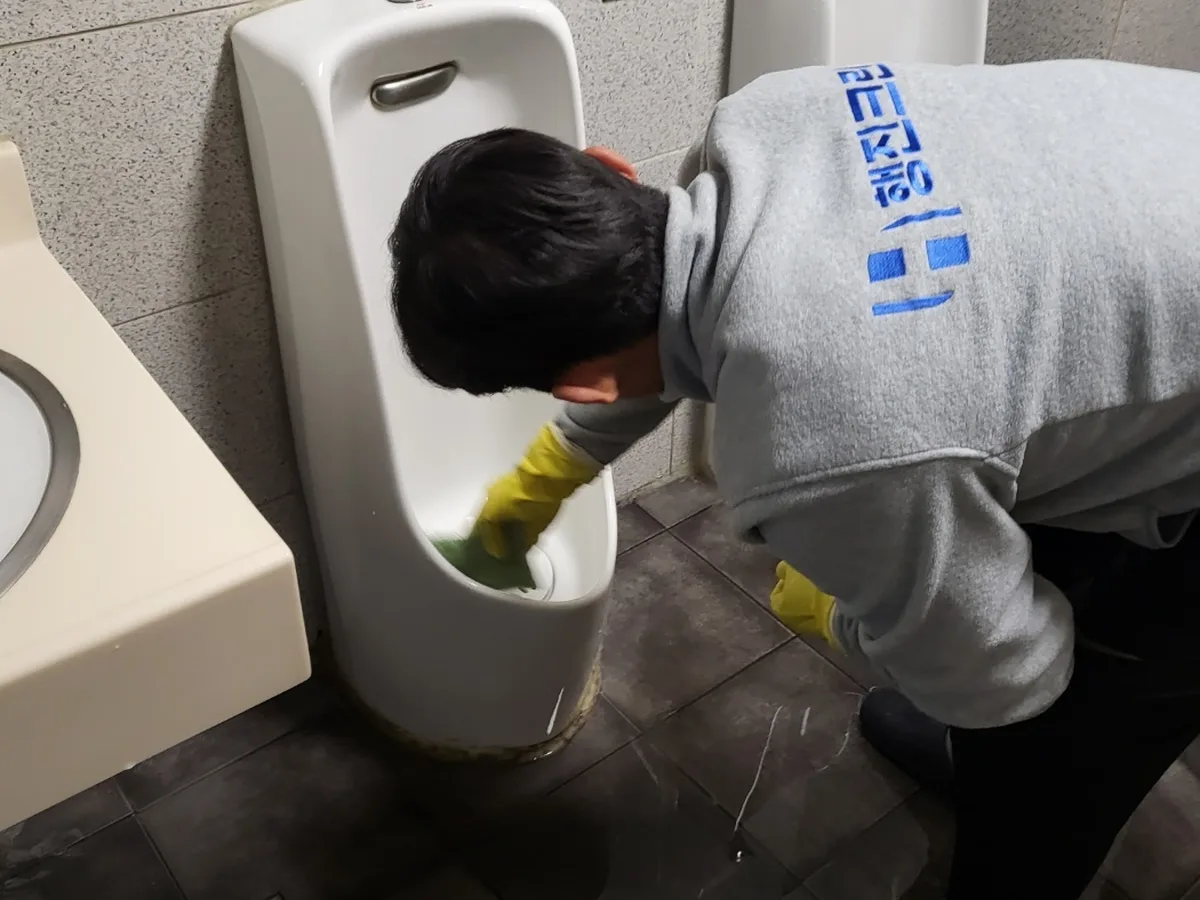 미추홀구 관교동 학교 화장실 세면대 살균 위생청소 사례 - 행진크린